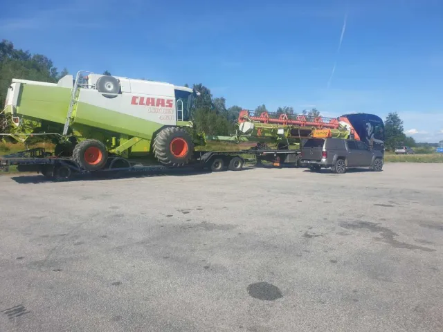 Maskintrailer med lastad maskin