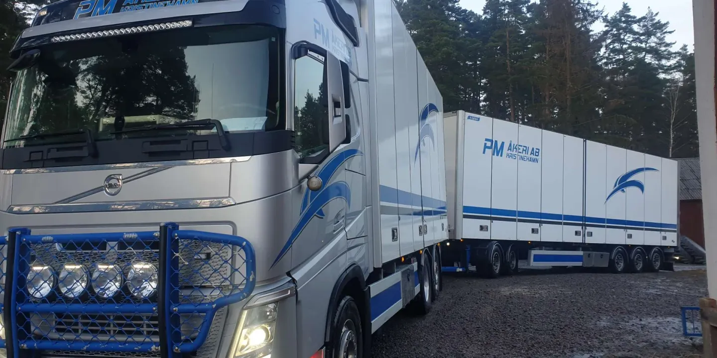Skördetröska lastad på maskintrailer