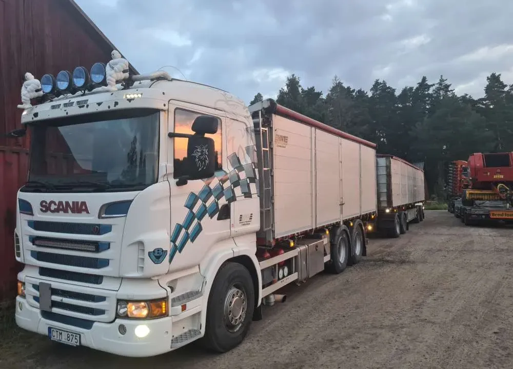 Godsbil från PM Åkeri på en grusplan