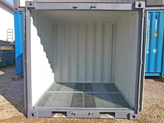 Öppen container med galler i golvet