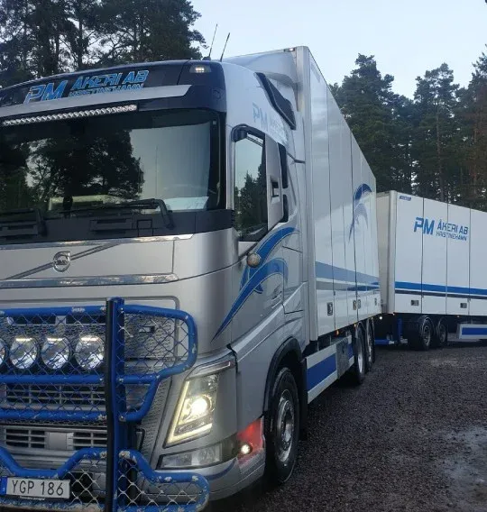 Lastbil från PM Åkeri AB på väg